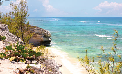 Strand en rotsen van Grand Turk