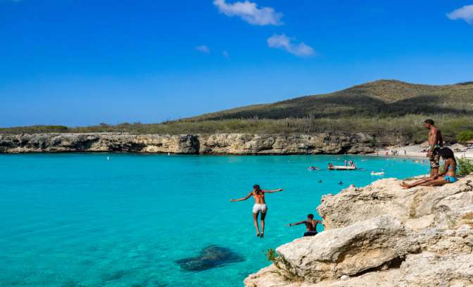 Van een rots springen op Curaçao