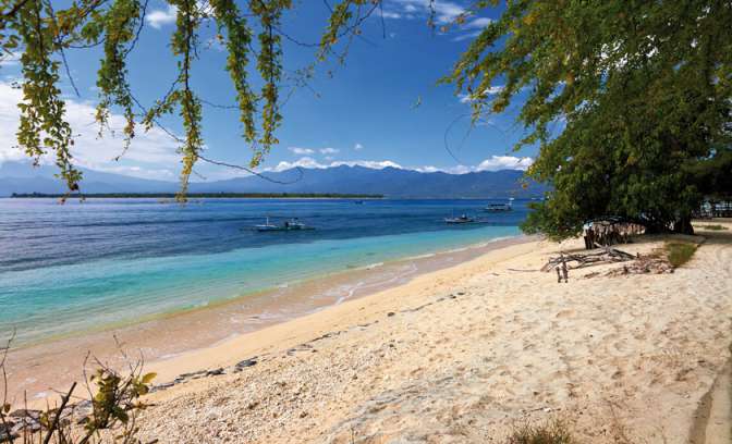 Strand en bergen bij Lombok in Indonesië
