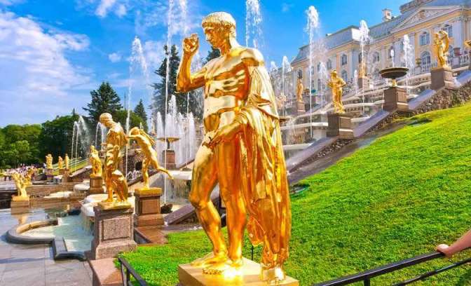 Paleizencomplex in Peterhof met gouden standbeel 