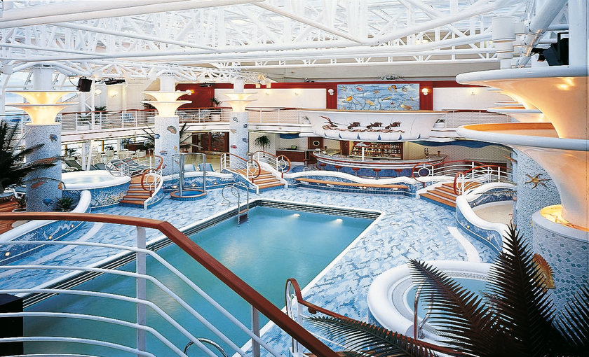 Een binnenzwembad op de Caribbean Princess van Princess Cruises