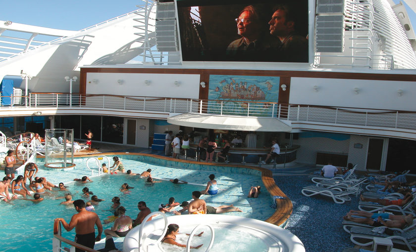 Film kijken tijdens het zwemmen op de Caribbean Princess van Princess Cruises