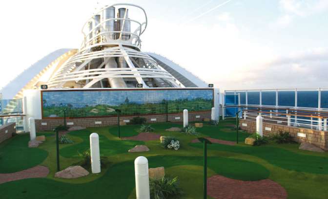 Een minigoldbaan op de Caribbean Princess van Princess Cruises