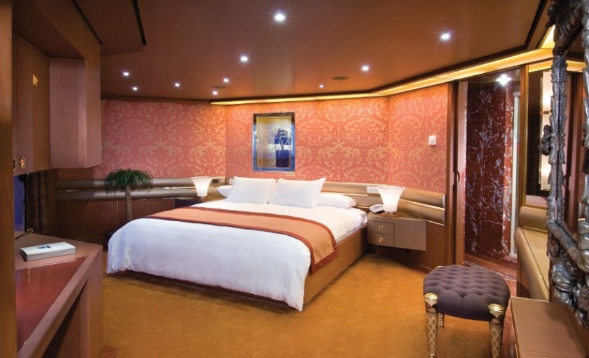 De slaapkamer van de pinnacle suite op de Rotterdam van Holland America Line