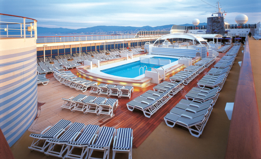 Het zwembad op de MSC Sinfonia