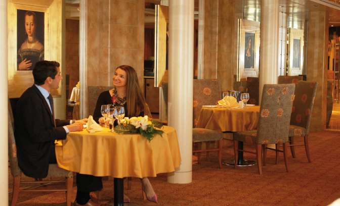 Een dinnerzaal op de MSC Sinfonia