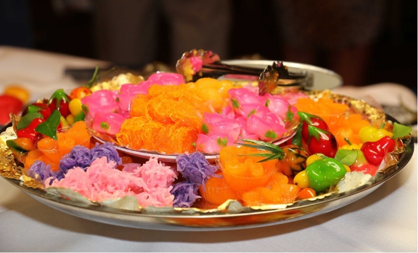 Een bord met exotische bloemen op de MS Volendam
