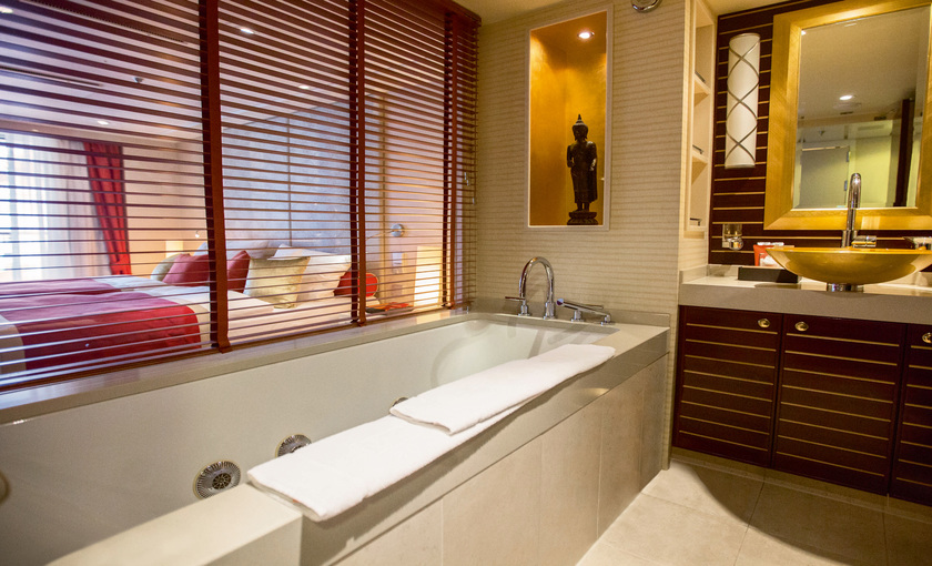 Een suite met ligbad op de Europa van Hapag Lloyd
