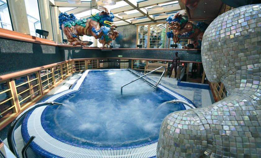 Zwembad aan boord van schip Carnival Splendor