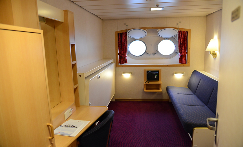 Een buitenhut met ronde ramen op de Kong Harald van Hurtigruten