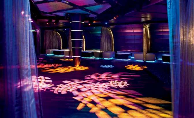 Een discotheek op de MS Nieuw Amsterdam