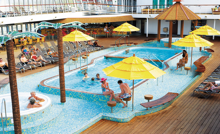 Zwembad aan boord van rederij Carnival 