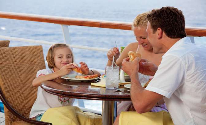 Een die aan het eten is op de Carnival Magic