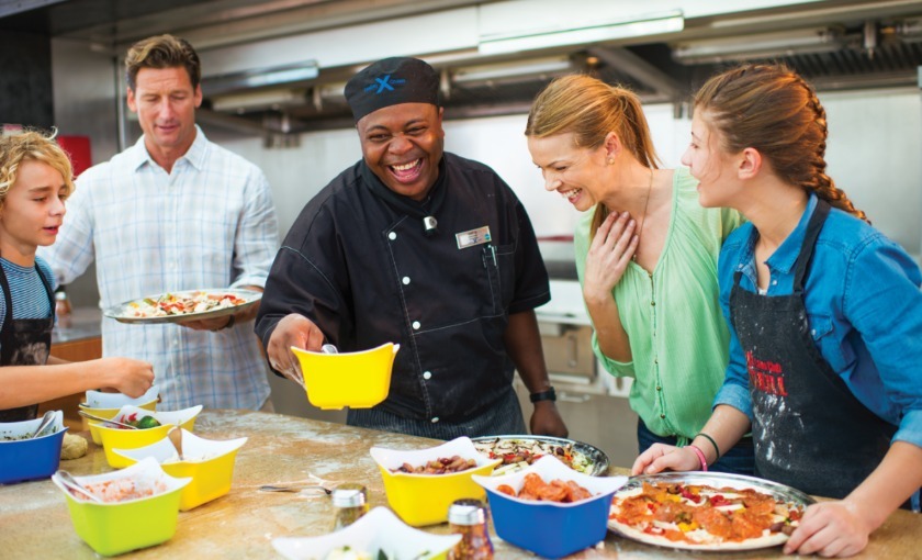 Build your own pizza op de Celebrity Reflection