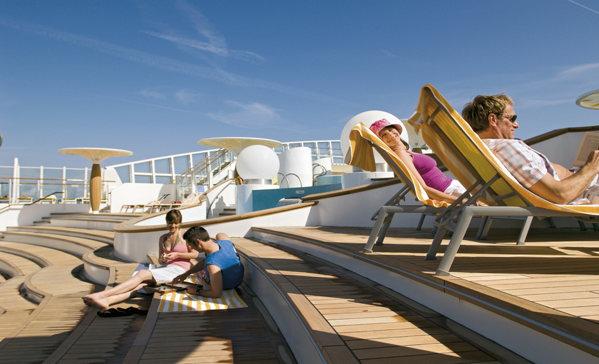 Zonnen op het dek van AIDAstella 