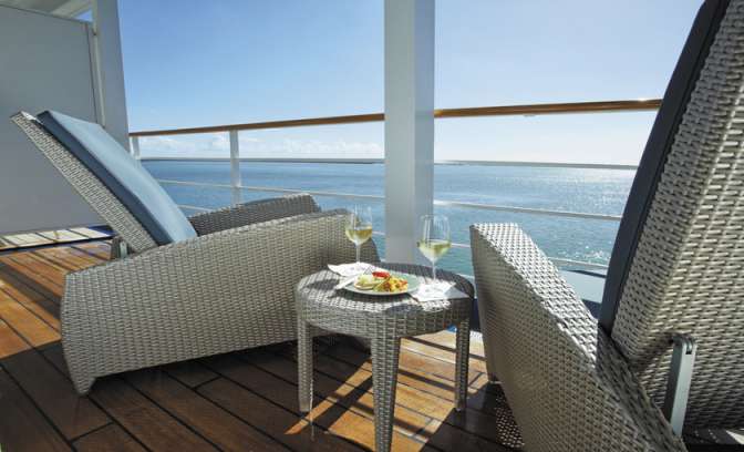 Seven Seas Navigator master suite met diner area