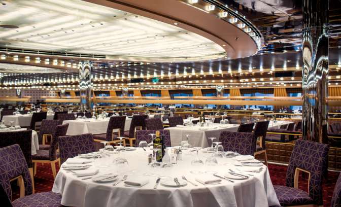 De bovenverdieping van het hoofdrestaurant op de Costa Diadema
