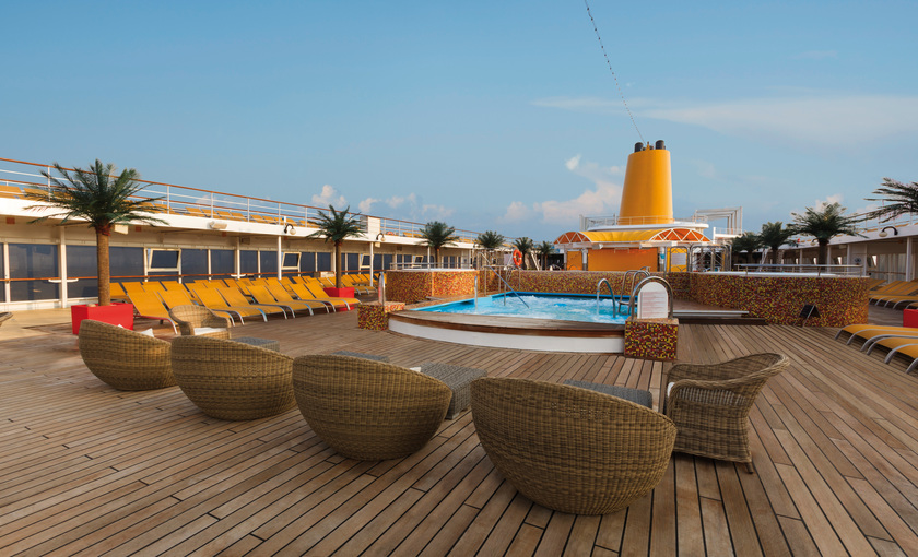 Zwembad met loungegedeelte van cruise neoRiviera