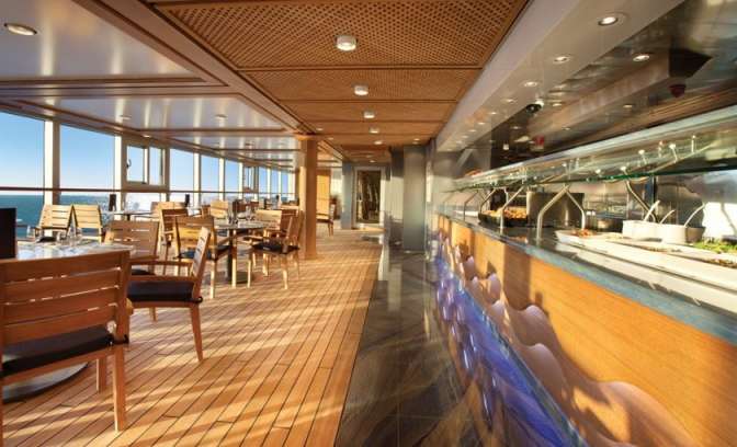 Buitenterras aan luxe schip oceania sirena