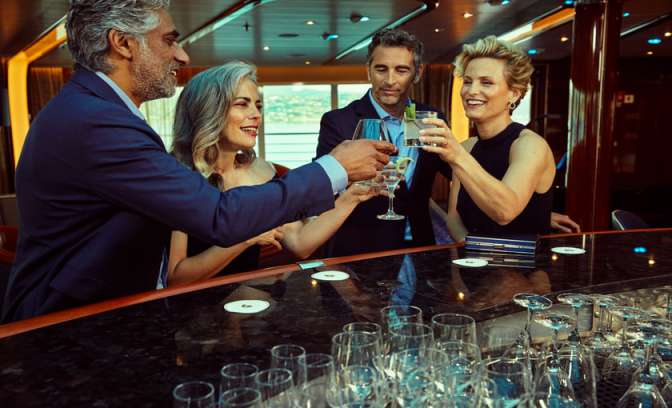 Observation bar aan boord van Seabourn Ovation