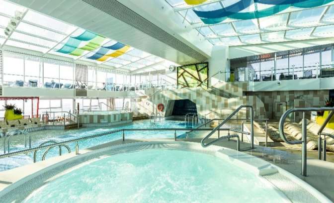 binnenzwembad mein schiff 4