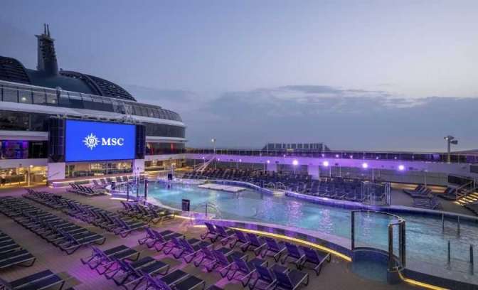 zwembad buitendek MSC World Europa