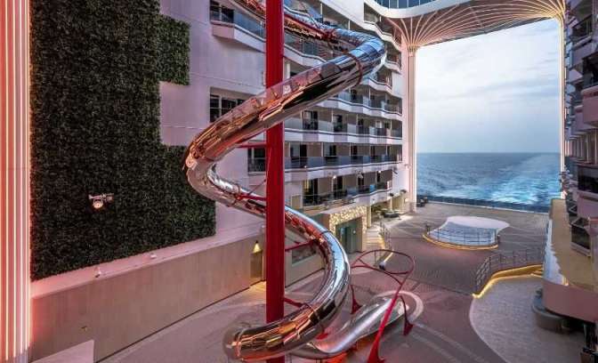 Glijbaan achterdek MSC World Europa