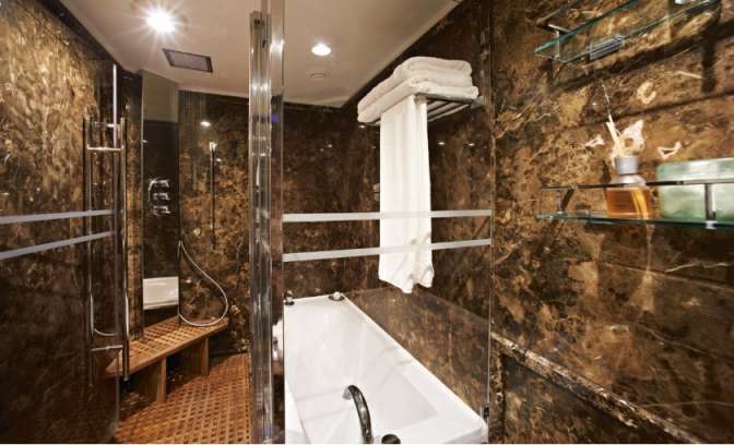 Een badkamer van een suite op de silver Cloud expedition