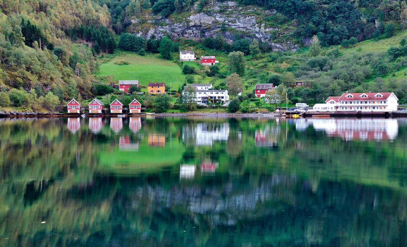 Een waterweerspiegeling in Flam