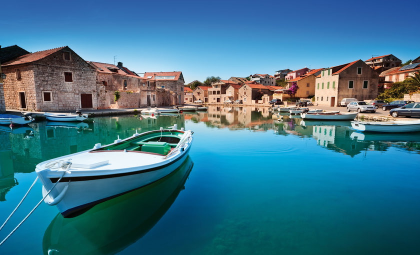 Bootjes tussen de huizen in Hvar